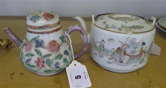 2 Chinese porcelain teapots(-)